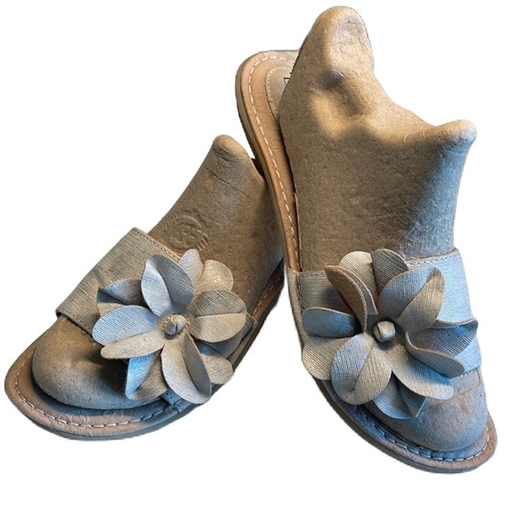 Sz8 BOC Tan wide strap flat sandals with a flower embellishment EUC - Picture 3 of 10